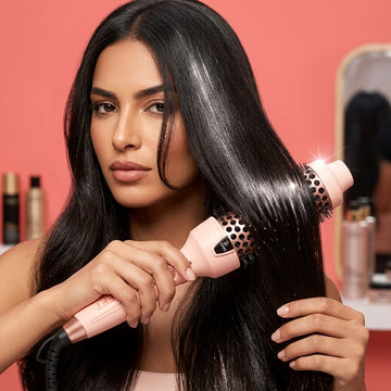 Cheveux lisses et brillants coiffes avec la brosse SOFFT